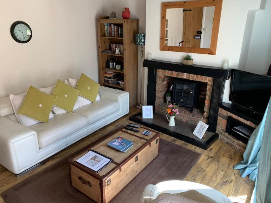 Award Winning Pet Friendly Paddock Cottage Whitby Extérieur photo