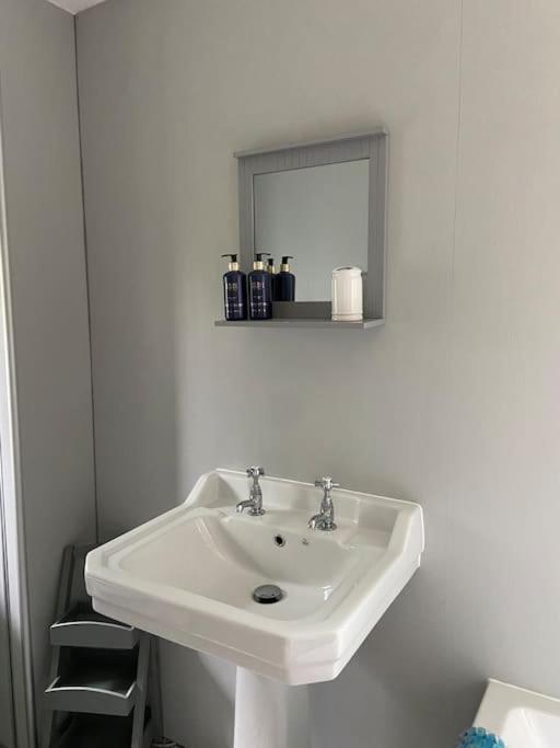 Award Winning Pet Friendly Paddock Cottage Whitby Extérieur photo